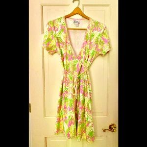 Lilly Pulitzer wrap dress size large. Stretchy!